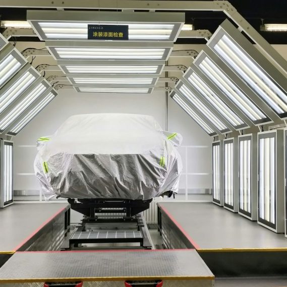 Fahrzeug in einer beleuchteten Lackierkabine