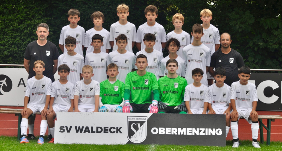 Mannschaftsfoto der U14 des SV Waldeck Obermenzing mit KFZ-Klinik-Trikots, Saison 2025/2026