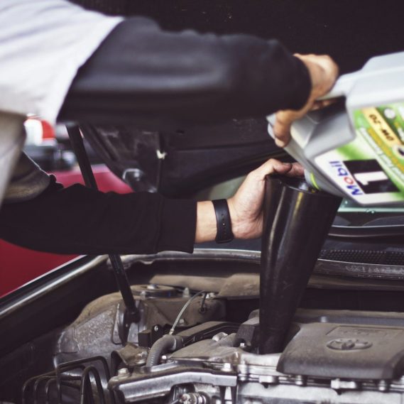 Motoröl wird bei einer Wartung eingefüllt